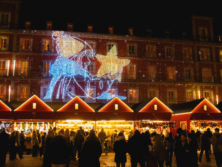 Ir a la Plaza Mayor... y mirar hacia arriba