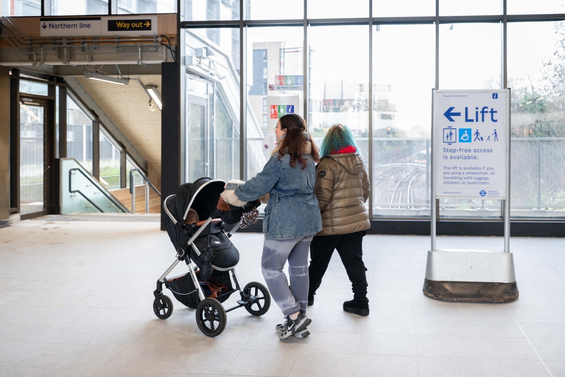 A sign pointing to the lift in collindale tube station