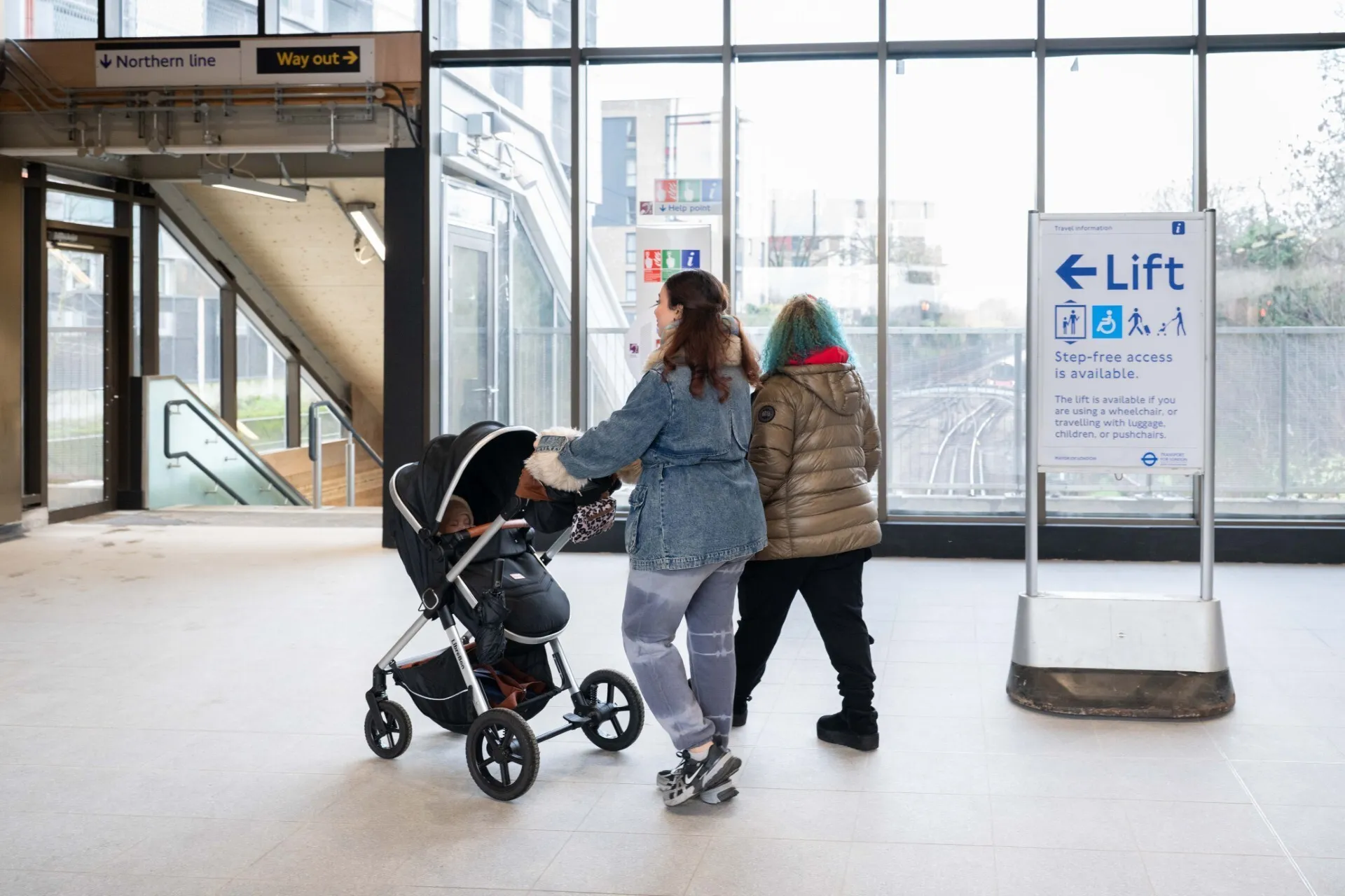 A sign pointing to the lift in collindale tube station