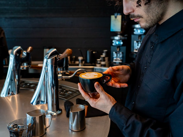 Hidden Coffee, una de les millors cafeteries d’especialitat de Barcelona, convida a cafès gratis aquest dissabte per celebrar que obre un nou local