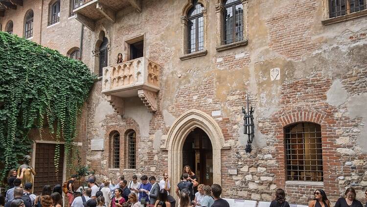 The crowd in the courtyard of Juliet's house with the famous balcony in Verona