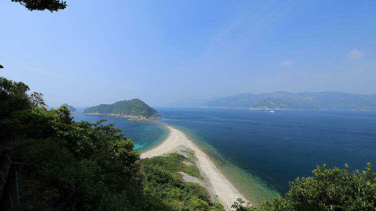 Walk down a spectacular sandbank