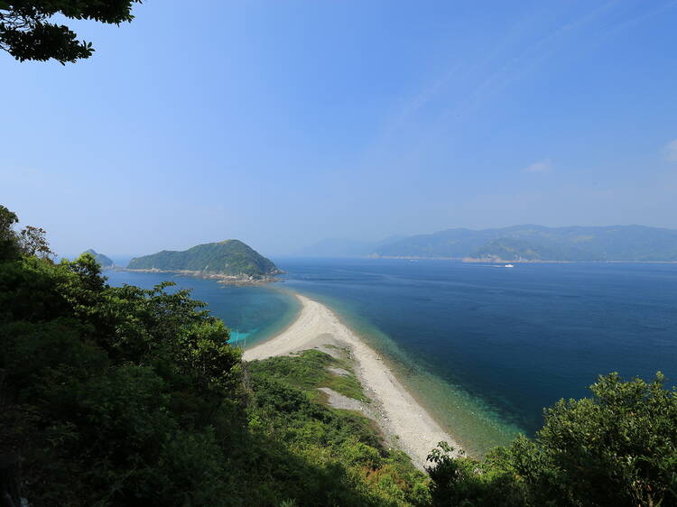 Walk down a spectacular sandbank