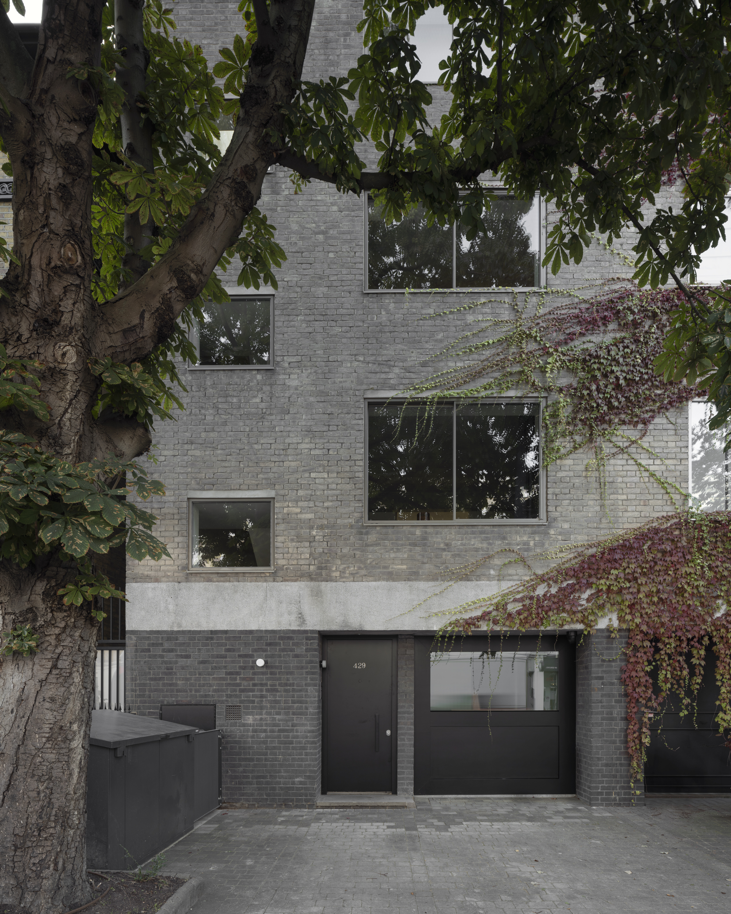 Grey facade of the Chelsea Brut house 