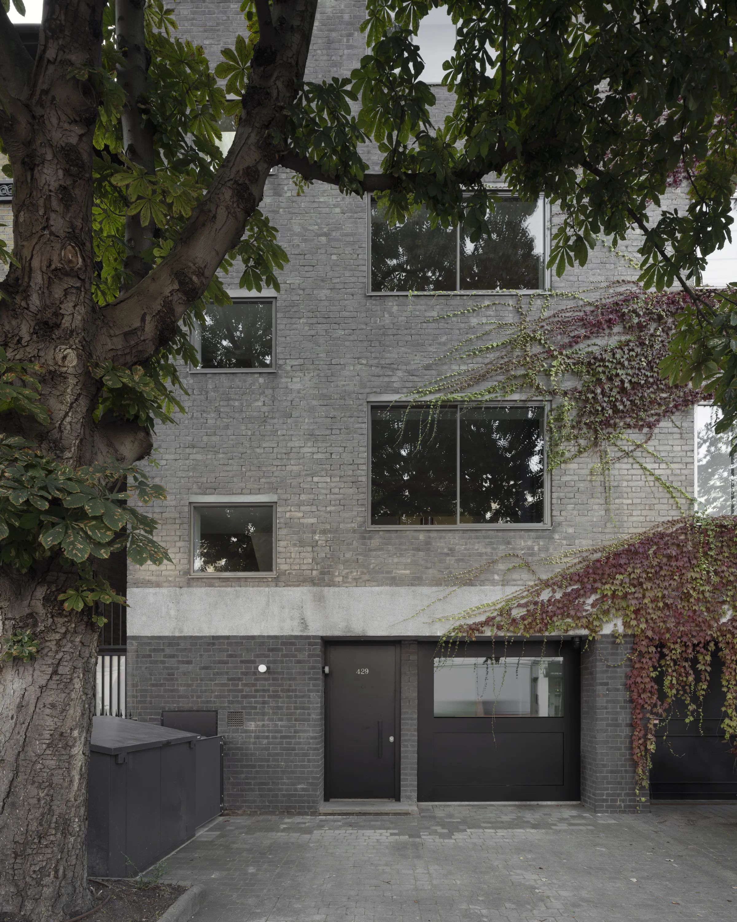 Grey facade of the Chelsea Brut house 