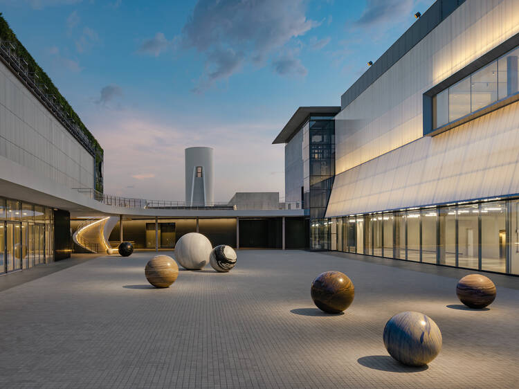 เปิดประตูสู่พิพิธภัณฑ์ศิลปะร่วมสมัยระดับโลกแห่งใหม่ของกรุงเทพฯ กับนิทรรศการปฐมฤกษ์ ที่ ‘ดิบ บางกอก’