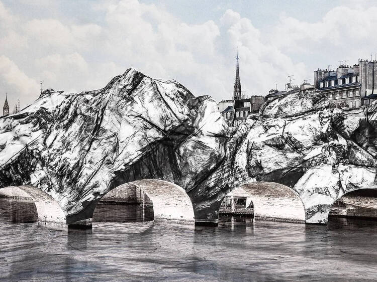 洞窟のようなアート作品を歩く。 洞窟のようなアート作品を歩く。