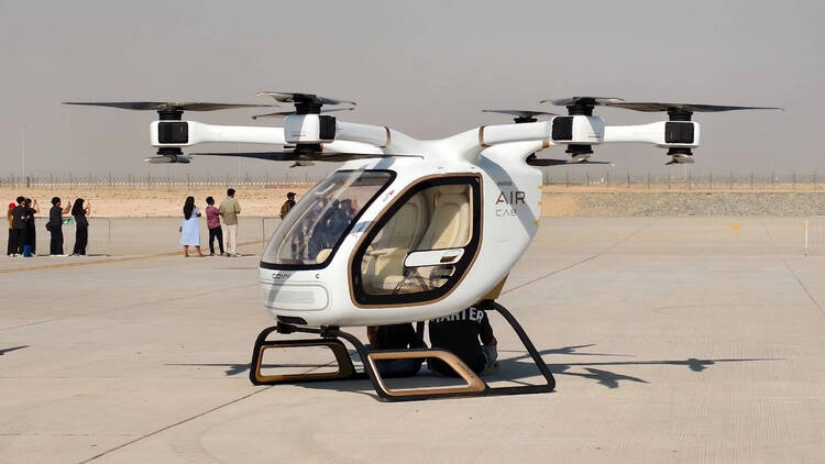 空飛ぶタクシーで移動する。 空飛ぶタクシーで移動する。