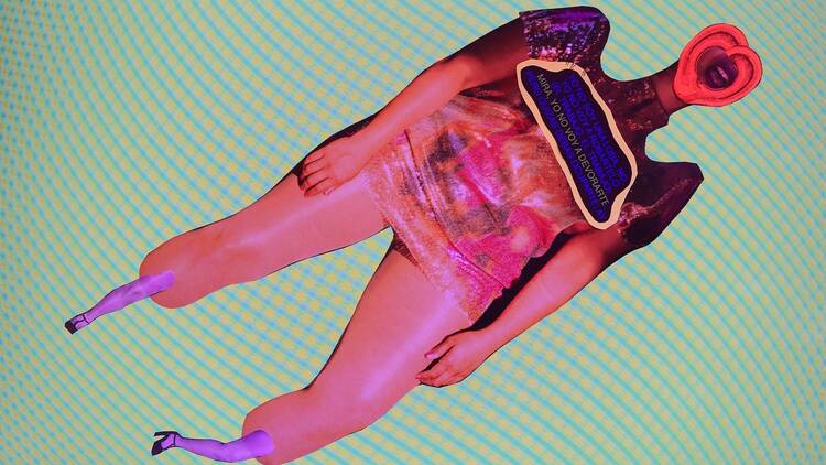 'Radia Cava-ret', KONGA Karaoke Inmigrante, 2025, performance amb videoinstal·lació, vídeo en HD, 35 min en bucle (dos canals), micròfon amplificat i objectes d’attrezzo, dimensions variables