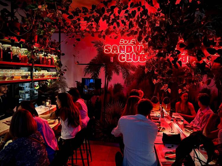 Quando cai a noite na cidade, esta casa de sandes dá lugar a um izakaya – até ser dia