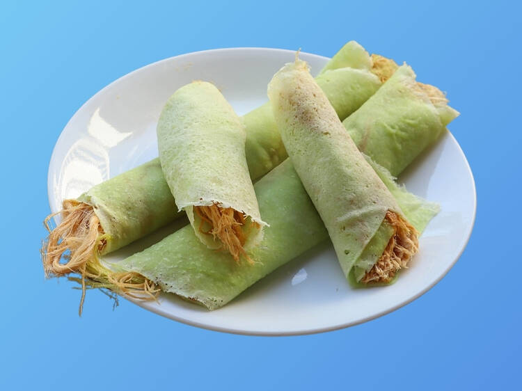 Roti saimai (roti with cotton candy-like sugar)