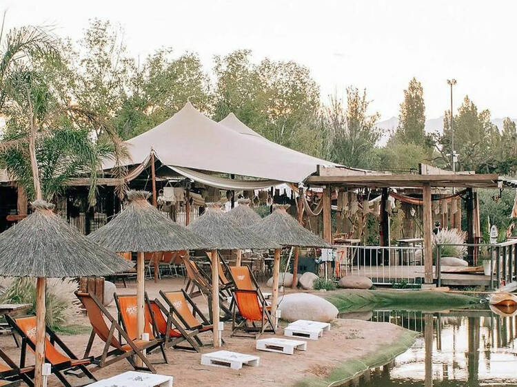 Disfrutar de un día “chill” en el mejor beach bar mendocino