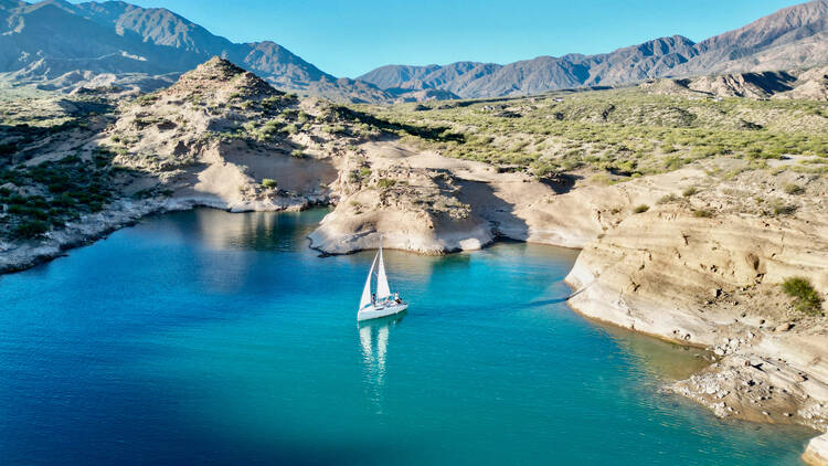 Viajar en velero sobre el Dique Potrerillos