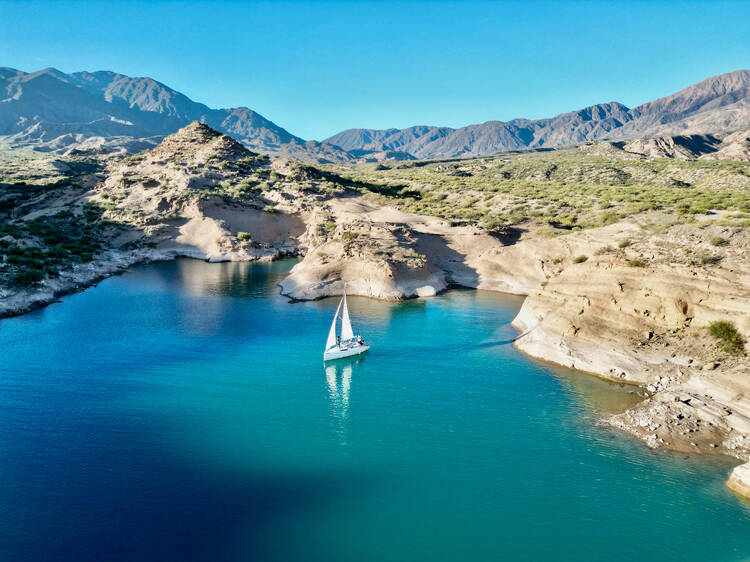 Viajar en velero sobre el Dique Potrerillos