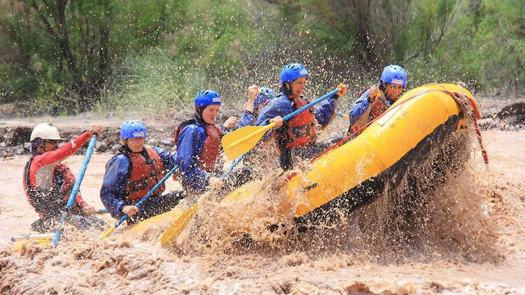 Hacer rafting por el Río Mendoza