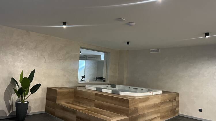 Hot tub in wellness suite at Villa Makarska
