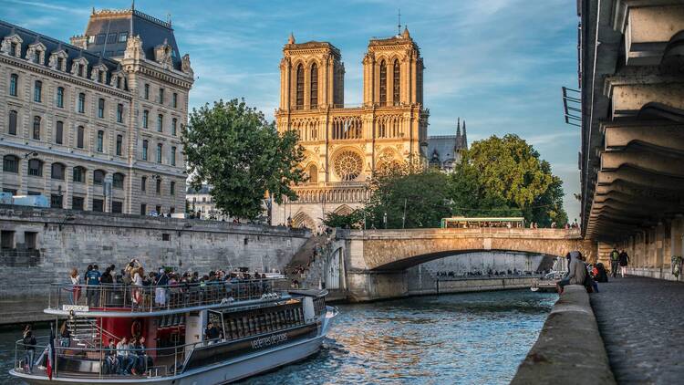 Une péniche dédiée à la littérature ouvrira au printemps 2026 au pied de Notre-Dame de Paris, avec des milliers de livres en libre accès et une programmation ouverte à tous. Une péniche dédiée à la littérature ouvrira au printemps 2026 au pied de Notre-Dame de Paris, avec des milliers de livres en libre accès et une programmation ouverte à tous.