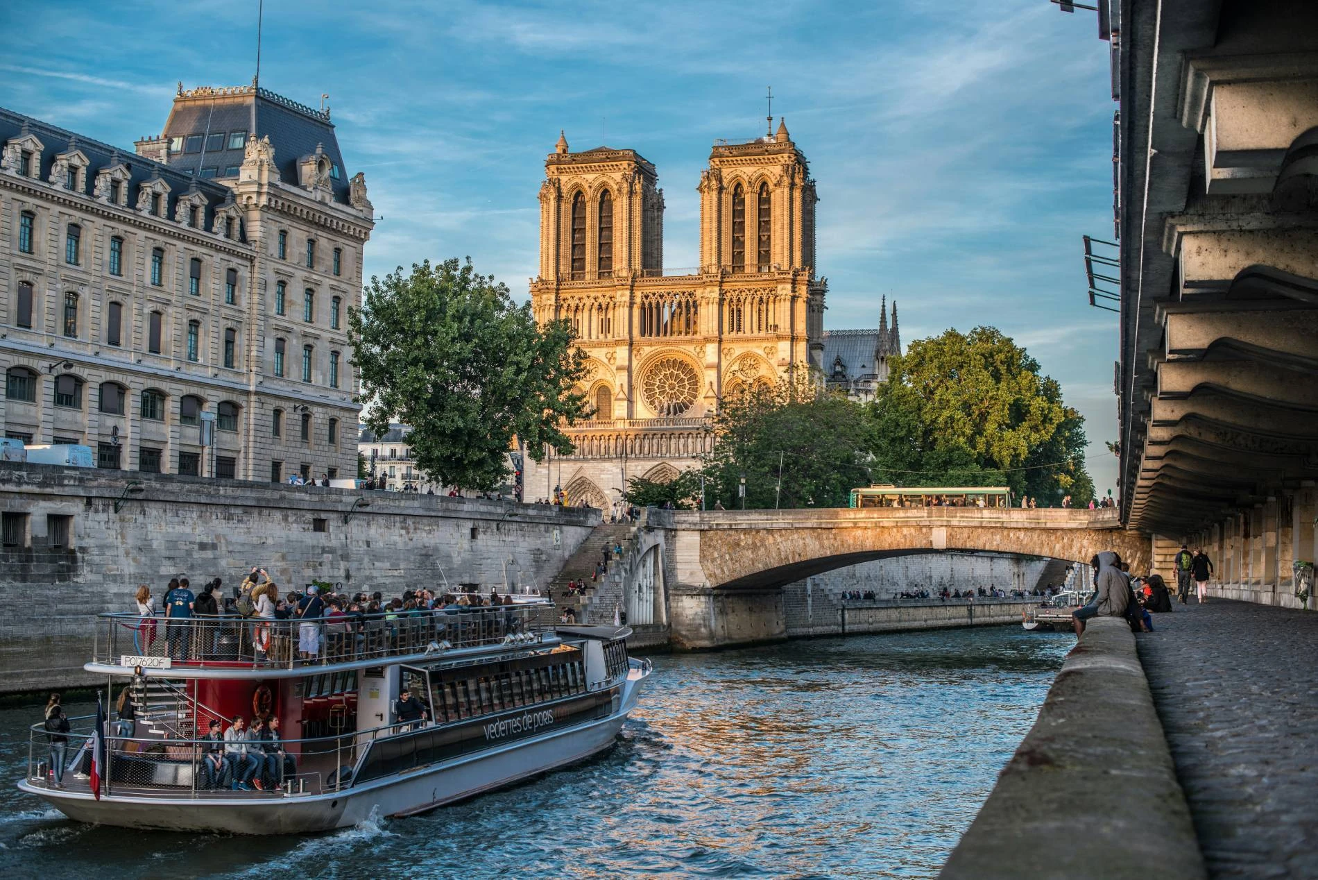Une p&eacute;niche d&eacute;di&eacute;e &agrave; la litt&eacute;rature ouvrira au printemps 2026 au pied de Notre-Dame de Paris, avec des milliers de livres en libre acc&egrave;s et une programmation ouverte &agrave; tous.