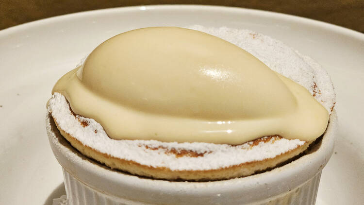 Misojäätelöä tortun päällä Bistro Egossa Helsingissä