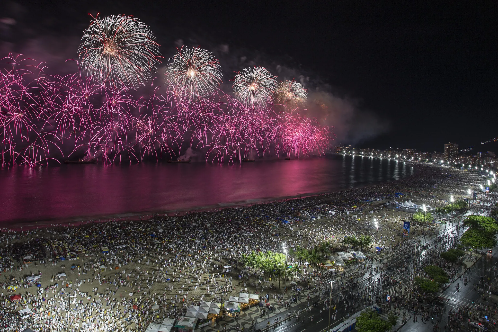 Praia do Copacabana &eacute; o point da virada carioca