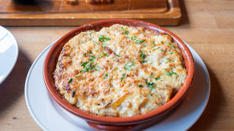 Bacalhau con nata annos portugalilaisessa Wave of Flavors ravintolassa Helsingissä