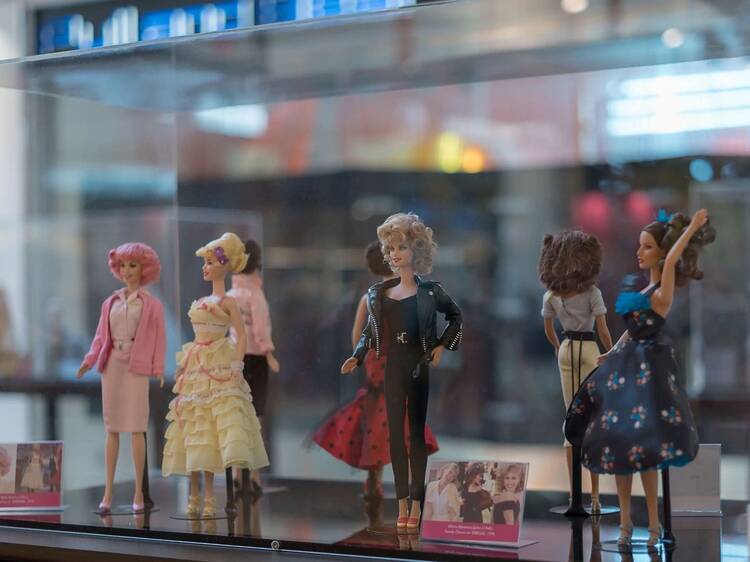 Las muñecas más famosas de la historia protagonizan esta nueva exposición gratuita con más de 200 personajes y referencias al cine