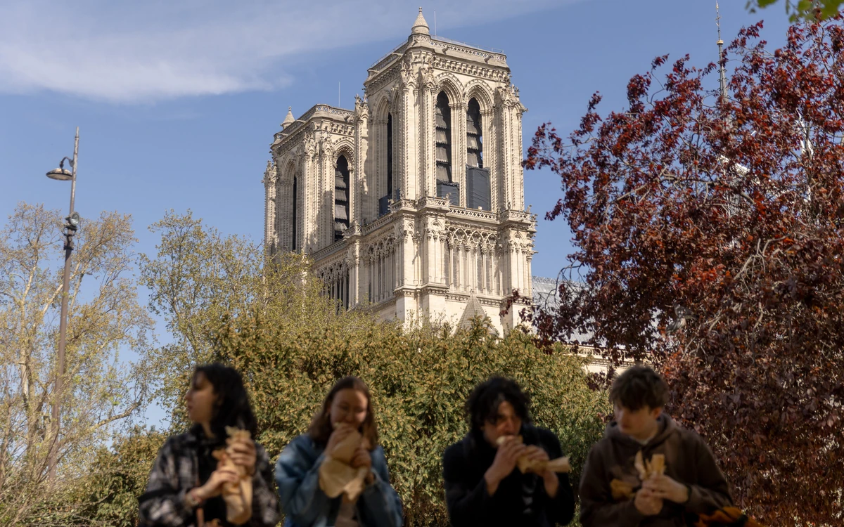 R&eacute;ouverture des tours de Notre-Dame de Paris
