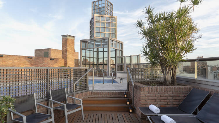 Urban mini breaks: hotels with pools to survive the summer