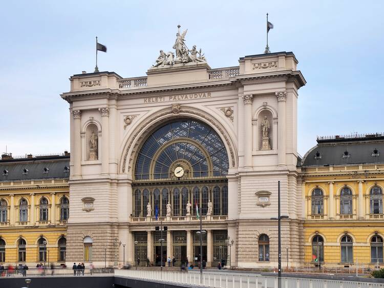 Átépítés a Keletiben: sok vonat csak Kelenföldig jár két hónapon át