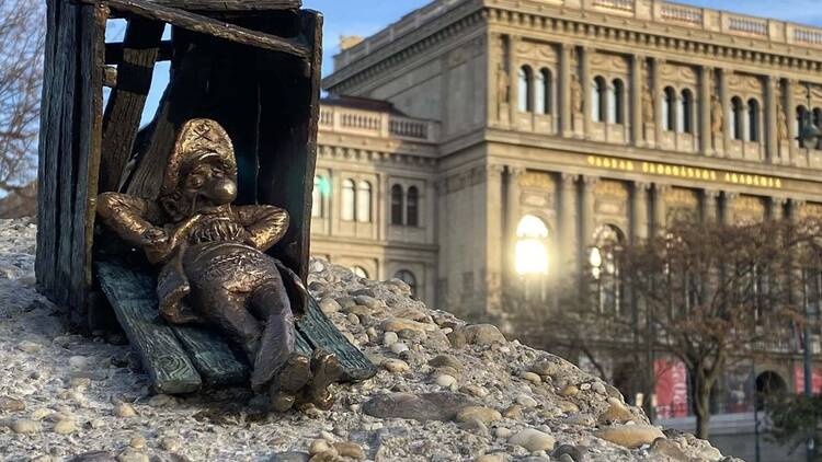 Kolodko Mihály szobor a Magyar Tudományos Akadémiánál a Széchenyi István téren