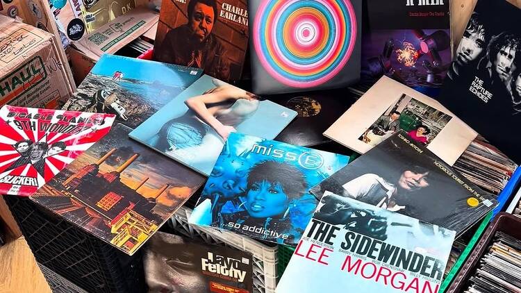 Digger des vinyles à petits prix chez le disquaire A-One