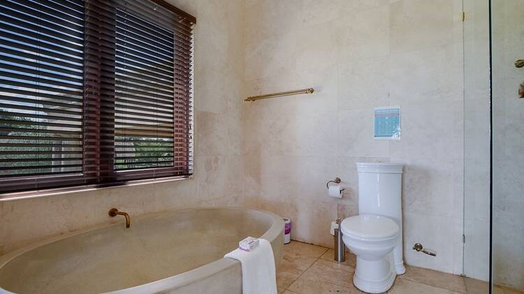 Vaal Villa bath tub and toilet 
