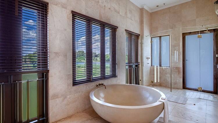 Vaal Villa bath tub and shower