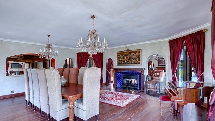 Vaal Villa dining room with piano 