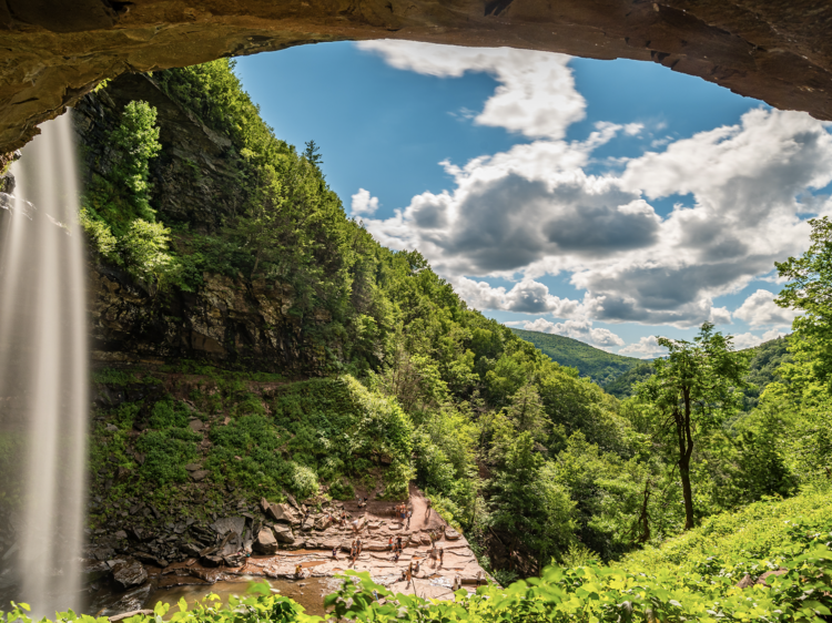 A new car-free ski bus service will take you from Manhattan to the Catskills and Poconos