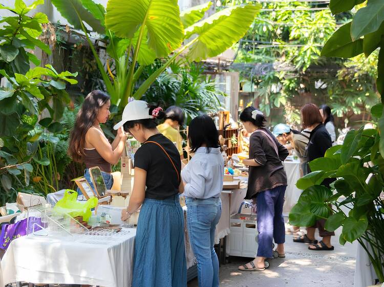 ‘ตลาดเด็กเล่น’ (Talad Dek Len) พื้นที่รวบรวมกิจกรรมสำหรับเด็กและครอบครัว ท่ามกลางบรรยากาศสวนกลางเมืองย่านราชเทวี