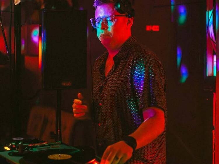 Experience house, techno and garage blurring gently as TODD joins DOTT at Bar Temp's booth Experience house, techno and garage blurring gently as TODD joins DOTT at Bar Temp's booth