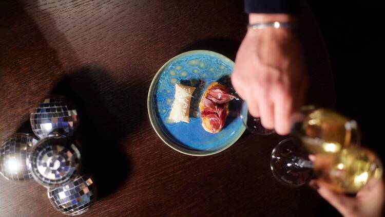 SLS Barcelona: glamour plateado y noches de superestrellas frente al mar