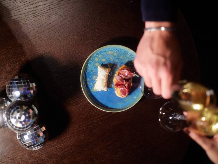 SLS Barcelona: glamour plateado y noches de superestrellas frente al mar