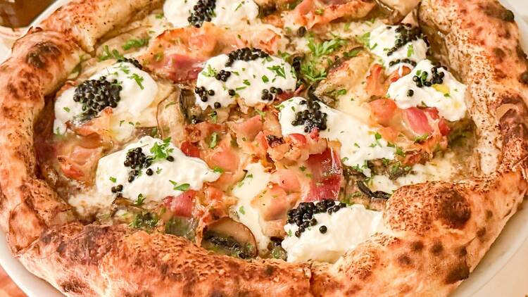 Lähikuvia pizzasta täynnä herkullisia täytteitä