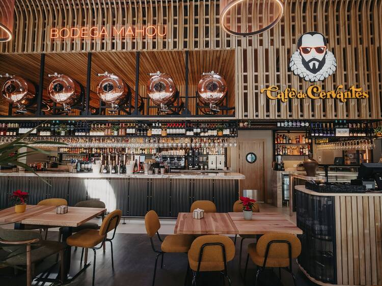 El curioso restaurante de Plaza de España inspirado en Cervantes abre sus puertas: dos terrazas, un jardín vertical y una librería en el corazón de Madrid