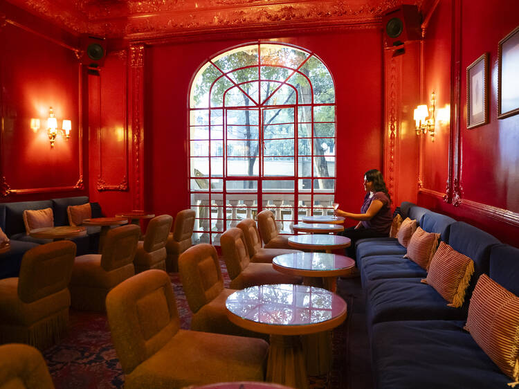 Bares para ir solo/a sin que te vean raro