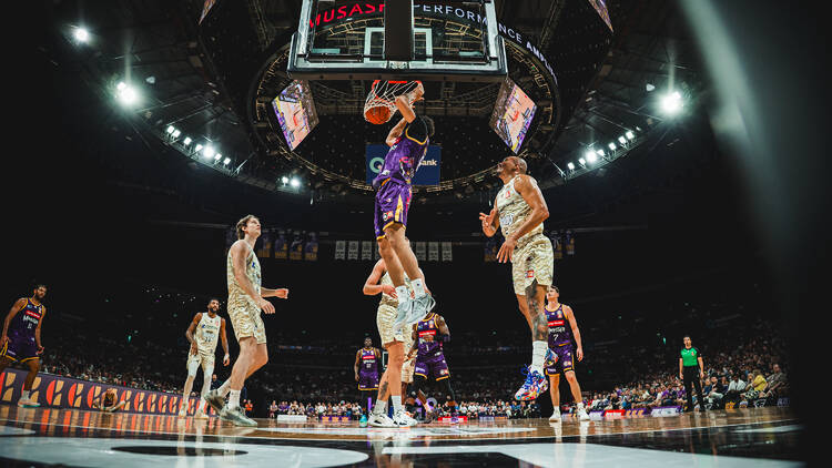 Basketballer dunking