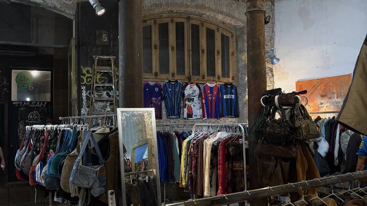 Ir a este mercado vintage de Barcelona que pone a la venta el 80% de la tienda a 10 euros durante tres días de enero