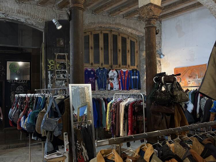 Un conegut mercat vintage de Barcelona posa a la venda el 80% de la botiga a 10 euros durant tres dies de gener