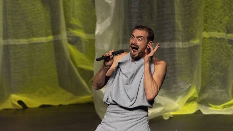 Physical theatre at Paseo La Plaza