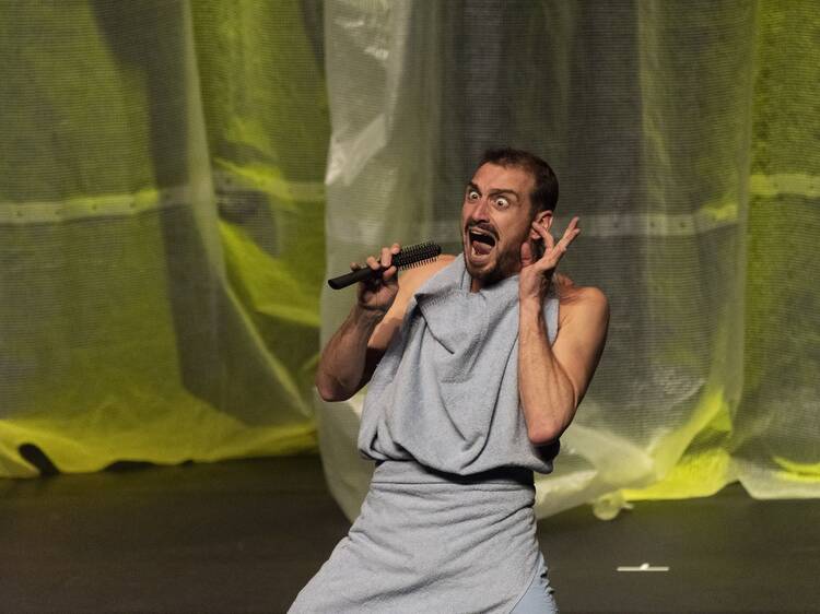 Physical theatre at Paseo La Plaza