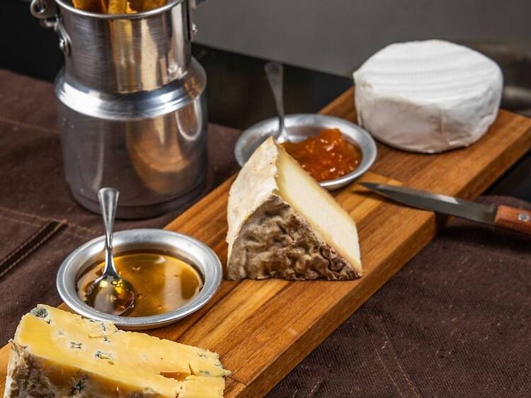 Queijo com Prosa abre primeira loja na Glória e celebra o queijo artesanal brasileiro