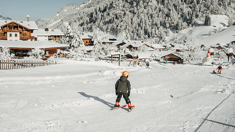 A child skies near Familien Natur Resort Moar Gut