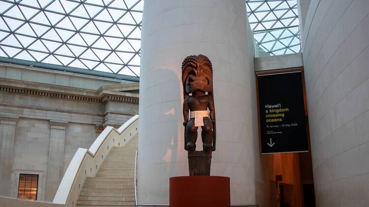 Kiʻi (image) of the god Kū at the entrance to the British Museum’s ‘Hawai’i’ exhibition